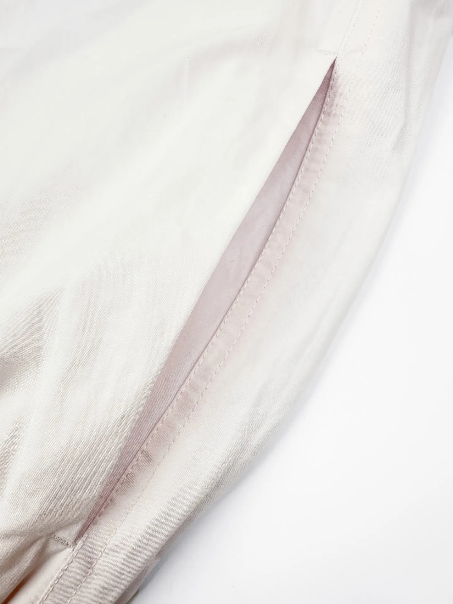 Acn Studi embroidered logo jacket Customized Ninglan light woven machine blend Lightweight and windproof Stiff and tough Smoky pink and white calming the Scandinavian cool and minimalist aesthetic Stand-up collar with full zipper for neat opening and closing Full lining on the inside Improves the smoothness of putting on and taking off Elastic elasticated cuffs at the hem create a relaxed and loose short-cut silhouette Three-dimensional logo embroidery in the same color on the back Engraved with STOCKHOLM Chronicle The embroidery is integrated with the body of the garment, hiding the brand's traceability context. The minimalist shape integrates the functional core to interpret the relaxed and relaxed style of high-end ready-to-wear. Process 1: Using imported machine embroidery technology. Using advanced computer control systems and precision mechanical components to realize the Acne Studios logo embroidery operation. High precision. The lines are smooth and delicate. Process 2: The fabrics have been fermented and washed. They have a better hand feel and texture. They are not easy to deform, shrink or fade. Maintain long-term beauty Accessories: Customized 1:1 Acne webbing Customized 1:1 Acne zipper Customized 1:1 Acne trademark Version: Loose version Size: 44 46 48 50 Style number: CC 7004